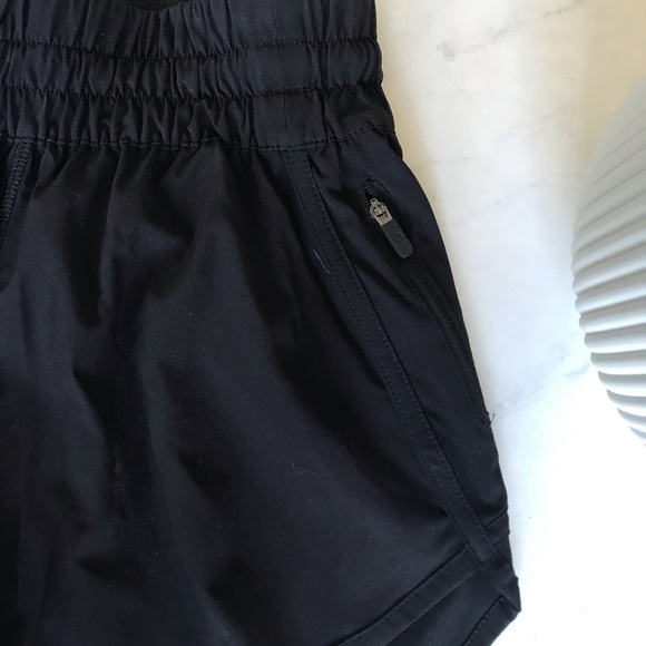 Black lululemon tracker short size 4 - Picture 2 of 5